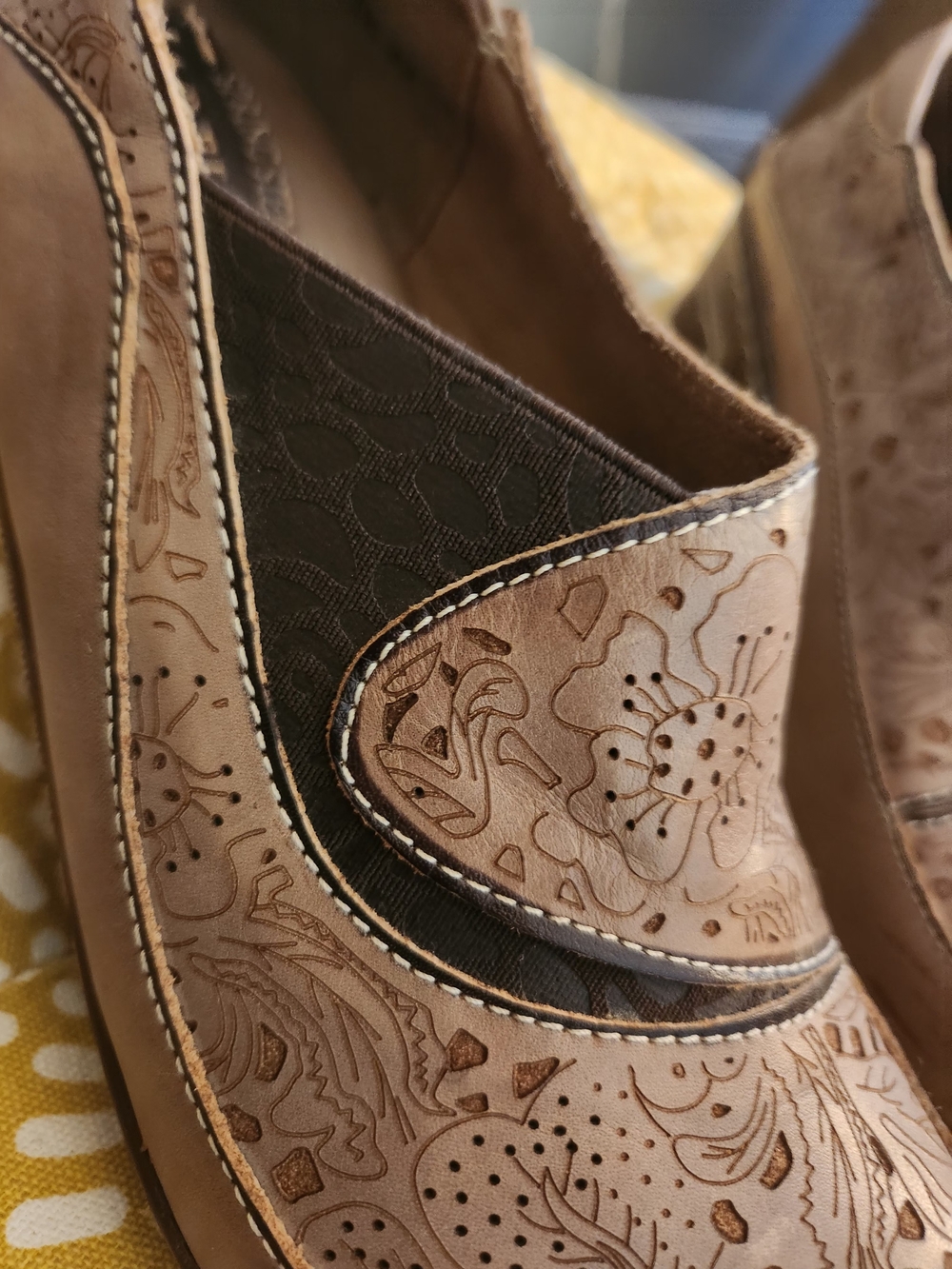 L'artiste Spring-Step Floral Embossed Leather Clogs. Size 7 - Picture 10 of 13